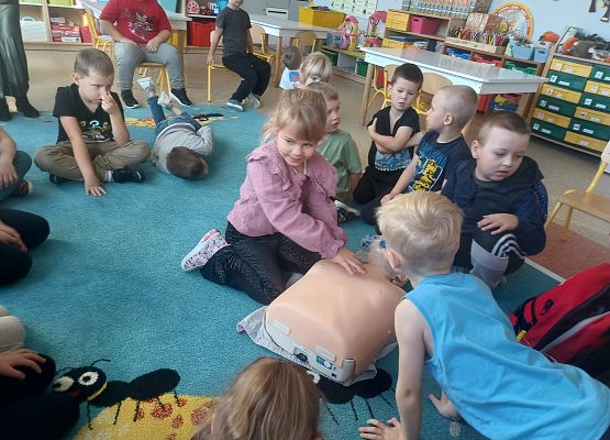 Grafika 21: Zajęcia z pierwszej pomocy ze strażakiem Tomaszem Owczarkiem