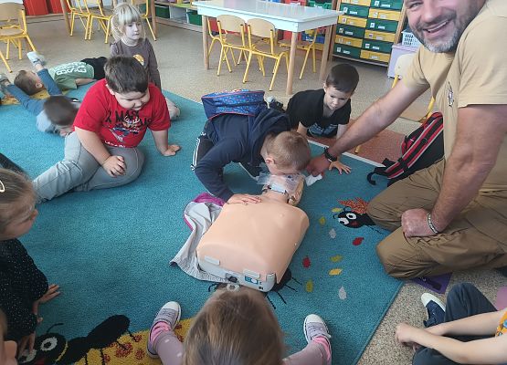Grafika 23: Zajęcia z pierwszej pomocy ze strażakiem Tomaszem Owczarkiem