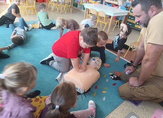 Grafika 24: Zajęcia z pierwszej pomocy ze strażakiem Tomaszem Owczarkiem