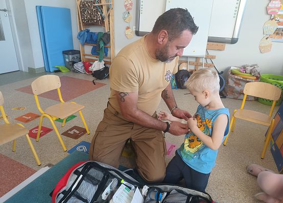 Grafika 25: Zajęcia z pierwszej pomocy ze strażakiem Tomaszem Owczarkiem