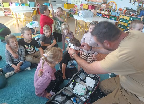 Grafika 28: Zajęcia z pierwszej pomocy ze strażakiem Tomaszem Owczarkiem