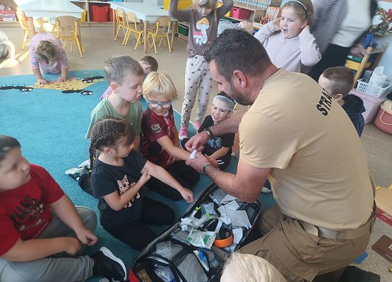 Grafika 31: Zajęcia z pierwszej pomocy ze strażakiem Tomaszem Owczarkiem