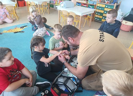 Grafika 32: Zajęcia z pierwszej pomocy ze strażakiem Tomaszem Owczarkiem