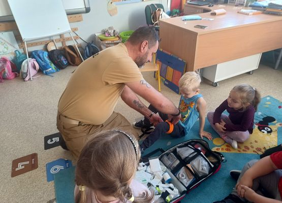 Grafika 33: Zajęcia z pierwszej pomocy ze strażakiem Tomaszem Owczarkiem