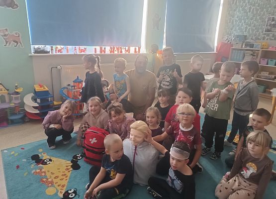 Grafika 35: Zajęcia z pierwszej pomocy ze strażakiem Tomaszem Owczarkiem