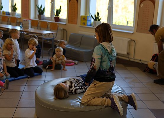 Grafika 43: Zajęcia z pierwszej pomocy ze strażakiem Tomaszem Owczarkiem