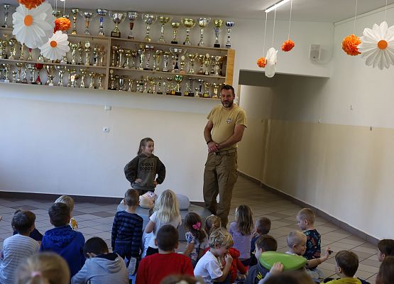 Grafika 46: Zajęcia z pierwszej pomocy ze strażakiem Tomaszem Owczarkiem