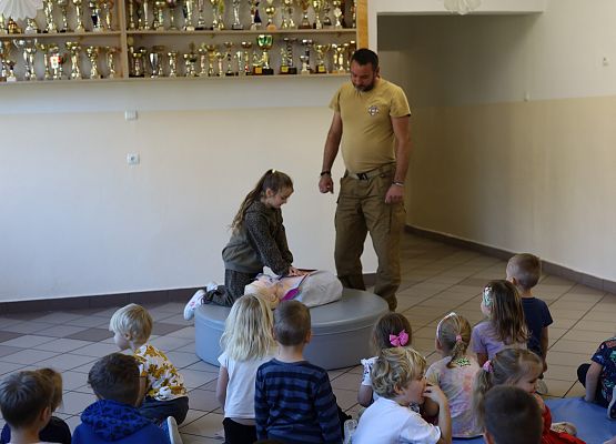 Grafika 47: Zajęcia z pierwszej pomocy ze strażakiem Tomaszem Owczarkiem