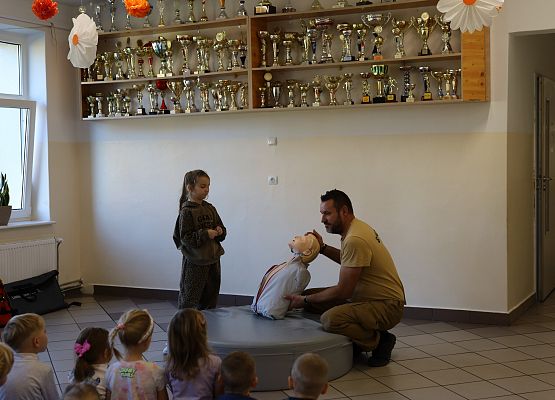 Grafika 48: Zajęcia z pierwszej pomocy ze strażakiem Tomaszem Owczarkiem