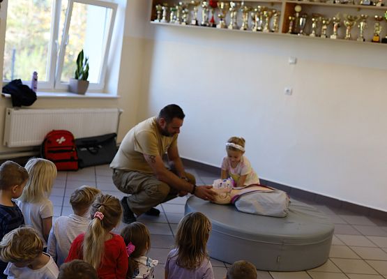 Grafika 50: Zajęcia z pierwszej pomocy ze strażakiem Tomaszem Owczarkiem