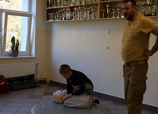 Grafika 54: Zajęcia z pierwszej pomocy ze strażakiem Tomaszem Owczarkiem