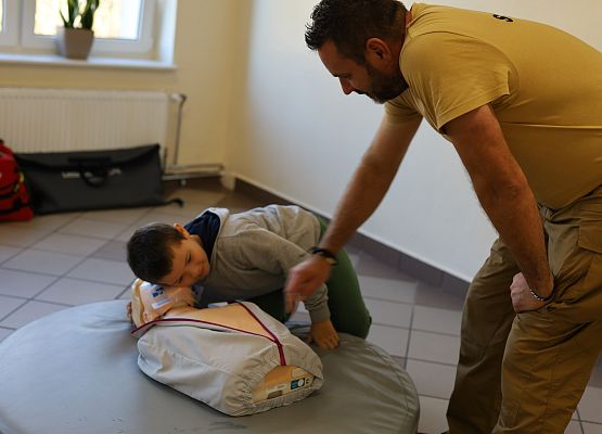 Grafika 55: Zajęcia z pierwszej pomocy ze strażakiem Tomaszem Owczarkiem