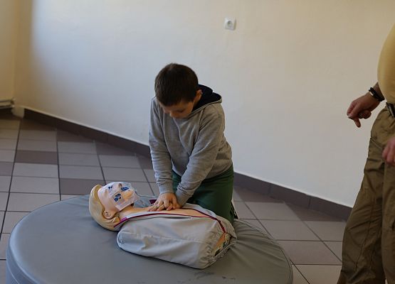 Grafika 56: Zajęcia z pierwszej pomocy ze strażakiem Tomaszem Owczarkiem