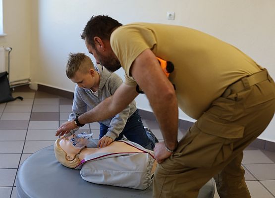 Grafika 57: Zajęcia z pierwszej pomocy ze strażakiem Tomaszem Owczarkiem