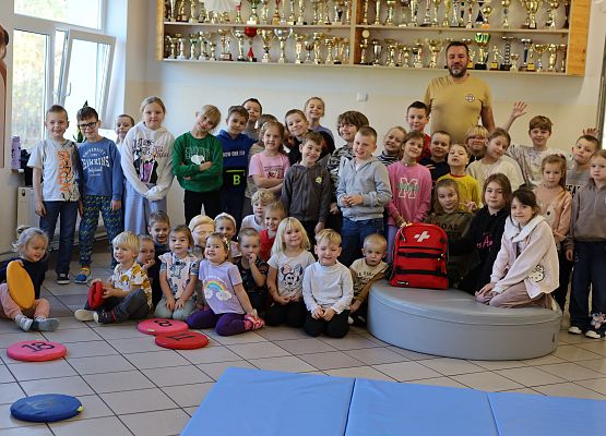 Grafika 59: Zajęcia z pierwszej pomocy ze strażakiem Tomaszem Owczarkiem