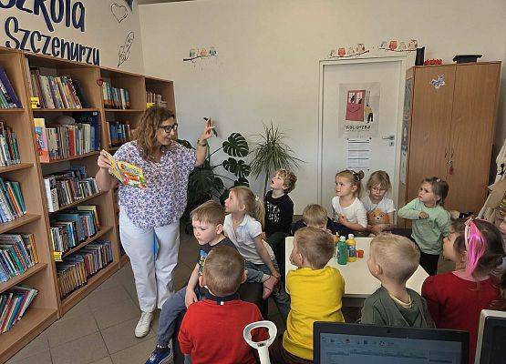 Grafika 7: Wizyta maluszków w bibliotece szkolnej