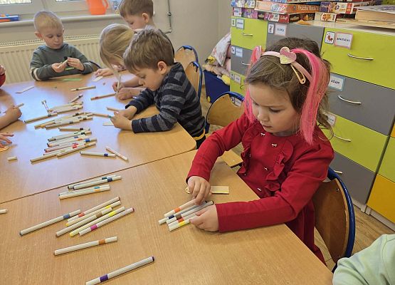 Grafika 1: Wizyta maluszków w bibliotece szkolnej