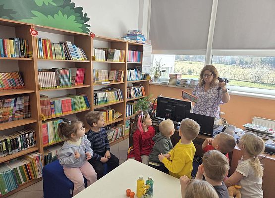 Grafika 10: Wizyta maluszków w bibliotece szkolnej