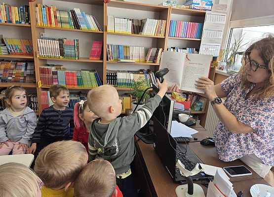 Grafika 8: Wizyta maluszków w bibliotece szkolnej