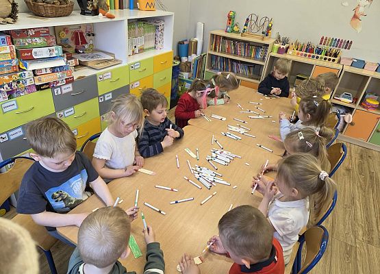 Grafika 2: Wizyta maluszków w bibliotece szkolnej
