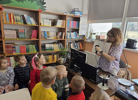 Grafika 9: Wizyta maluszków w bibliotece szkolnej