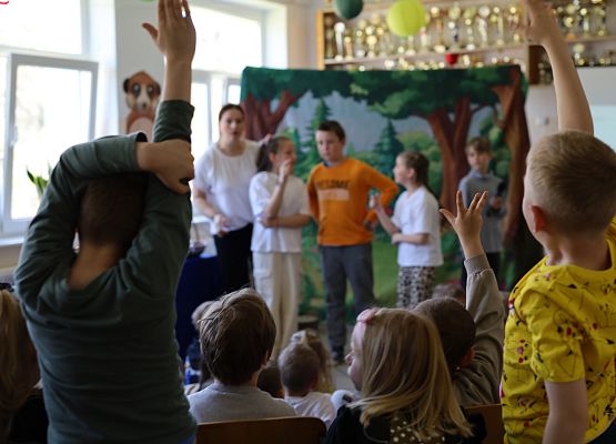Grafika 5: Przedstawienie uczniów klasy trzeciej Bezpieczne Ptasie Radio w Internecie