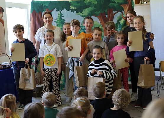 Grafika 10: Przedstawienie uczniów klasy trzeciej Bezpieczne Ptasie Radio w Internecie