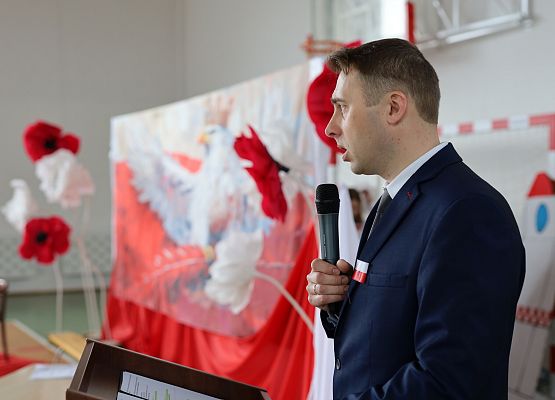 Grafika 6: Uroczysty apel w ramach obchodów Święta Narodowego Trzeciego Maja oraz Dnia Patrona Szkoły (30 kwietnia 2026 r.)