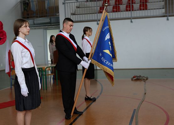 Grafika 7: Uroczysty apel w ramach obchodów Święta Narodowego Trzeciego Maja oraz Dnia Patrona Szkoły (30 kwietnia 2026 r.)