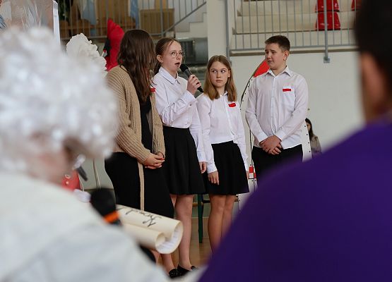 Grafika 14: Uroczysty apel w ramach obchodów Święta Narodowego Trzeciego Maja oraz Dnia Patrona Szkoły (30 kwietnia 2026 r.)