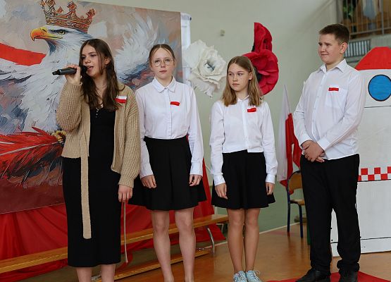 Grafika 16: Uroczysty apel w ramach obchodów Święta Narodowego Trzeciego Maja oraz Dnia Patrona Szkoły (30 kwietnia 2026 r.)