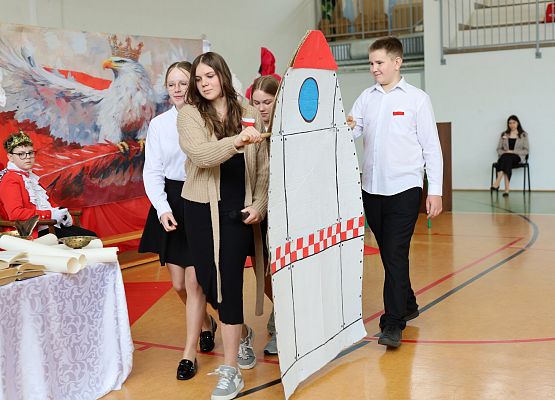 Grafika 18: Uroczysty apel w ramach obchodów Święta Narodowego Trzeciego Maja oraz Dnia Patrona Szkoły (30 kwietnia 2026 r.)