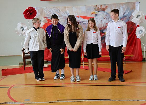 Grafika 19: Uroczysty apel w ramach obchodów Święta Narodowego Trzeciego Maja oraz Dnia Patrona Szkoły (30 kwietnia 2026 r.)