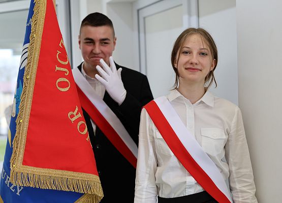 Grafika 21: Uroczysty apel w ramach obchodów Święta Narodowego Trzeciego Maja oraz Dnia Patrona Szkoły (30 kwietnia 2026 r.)