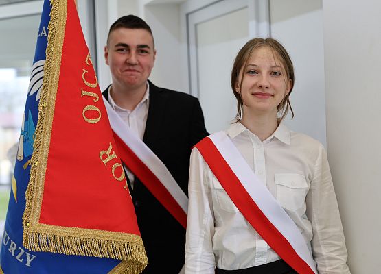 Grafika 22: Uroczysty apel w ramach obchodów Święta Narodowego Trzeciego Maja oraz Dnia Patrona Szkoły (30 kwietnia 2026 r.)