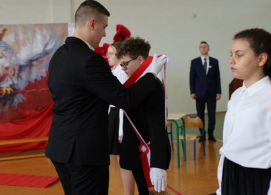 Grafika 26: Uroczysty apel w ramach obchodów Święta Narodowego Trzeciego Maja oraz Dnia Patrona Szkoły (30 kwietnia 2026 r.)