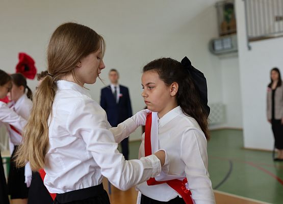 Grafika 27: Uroczysty apel w ramach obchodów Święta Narodowego Trzeciego Maja oraz Dnia Patrona Szkoły (30 kwietnia 2026 r.)