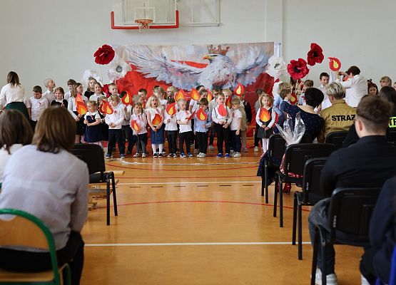 Grafika 33: Uroczysty apel w ramach obchodów Święta Narodowego Trzeciego Maja oraz Dnia Patrona Szkoły (30 kwietnia 2026 r.)