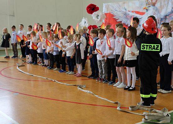 Grafika 34: Uroczysty apel w ramach obchodów Święta Narodowego Trzeciego Maja oraz Dnia Patrona Szkoły (30 kwietnia 2026 r.)