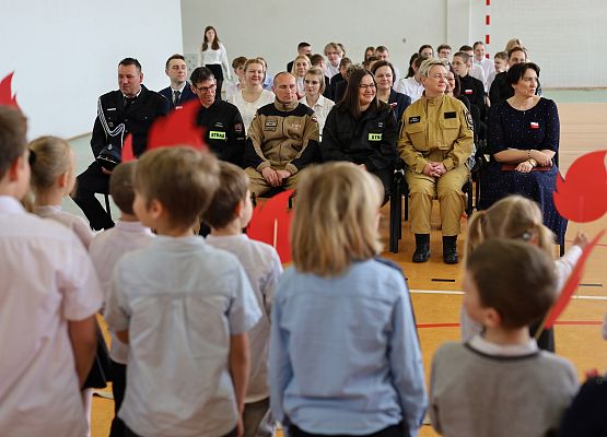 Grafika 36: Uroczysty apel w ramach obchodów Święta Narodowego Trzeciego Maja oraz Dnia Patrona Szkoły (30 kwietnia 2026 r.)