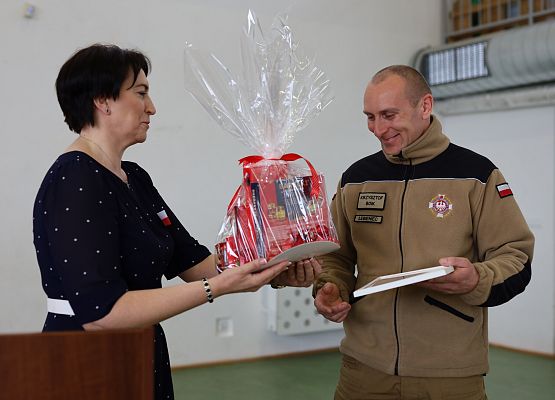 Grafika 39: Uroczysty apel w ramach obchodów Święta Narodowego Trzeciego Maja oraz Dnia Patrona Szkoły (30 kwietnia 2026 r.)