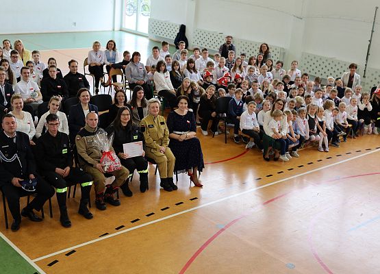 Grafika 1: Uroczysty apel w ramach obchodów Święta Narodowego Trzeciego Maja oraz Dnia Patrona Szkoły (30 kwietnia 2026 r.)