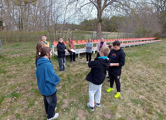 Grafika 27: Gra terenowa „Śladami Orła Białego” na boisku sportowym w Szczenurzy (30 kwietnia 2026 r.)