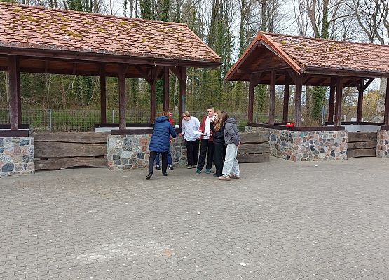 Grafika 40: Gra terenowa „Śladami Orła Białego” na boisku sportowym w Szczenurzy (30 kwietnia 2026 r.)
