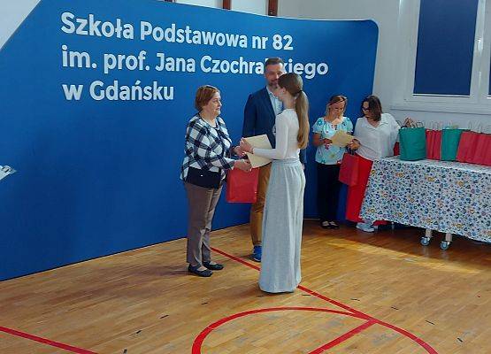 Grafika 5: Laura odebrała dyplom i nagrodę w XIV Wojewódzkim Konkursie Plastycznym "Baśnie i legendy kaszubskie" (22 maja 2026 r.)