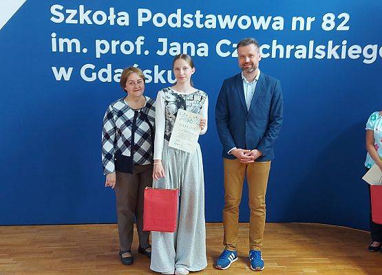 Grafika 6: Laura odebrała dyplom i nagrodę w XIV Wojewódzkim Konkursie Plastycznym "Baśnie i legendy kaszubskie" (22 maja 2026 r.)