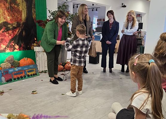 Grafika 8: Gminny konkurs recytatorski ,,Idzie jesień przez las".