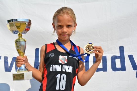 Grafika #1: Małe Kaszuby Biegają. Dziewczęta z pucharami.