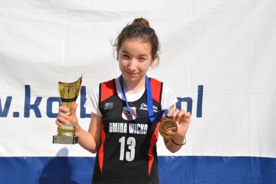 Grafika #0: Małe Kaszuby Biegają. Dziewczęta z pucharami.