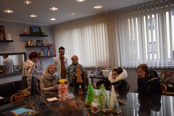 Grafika #0: Z Życzeniami Świątecznymi w Domu Pomocy Społecznej nr 1 w Lęborku